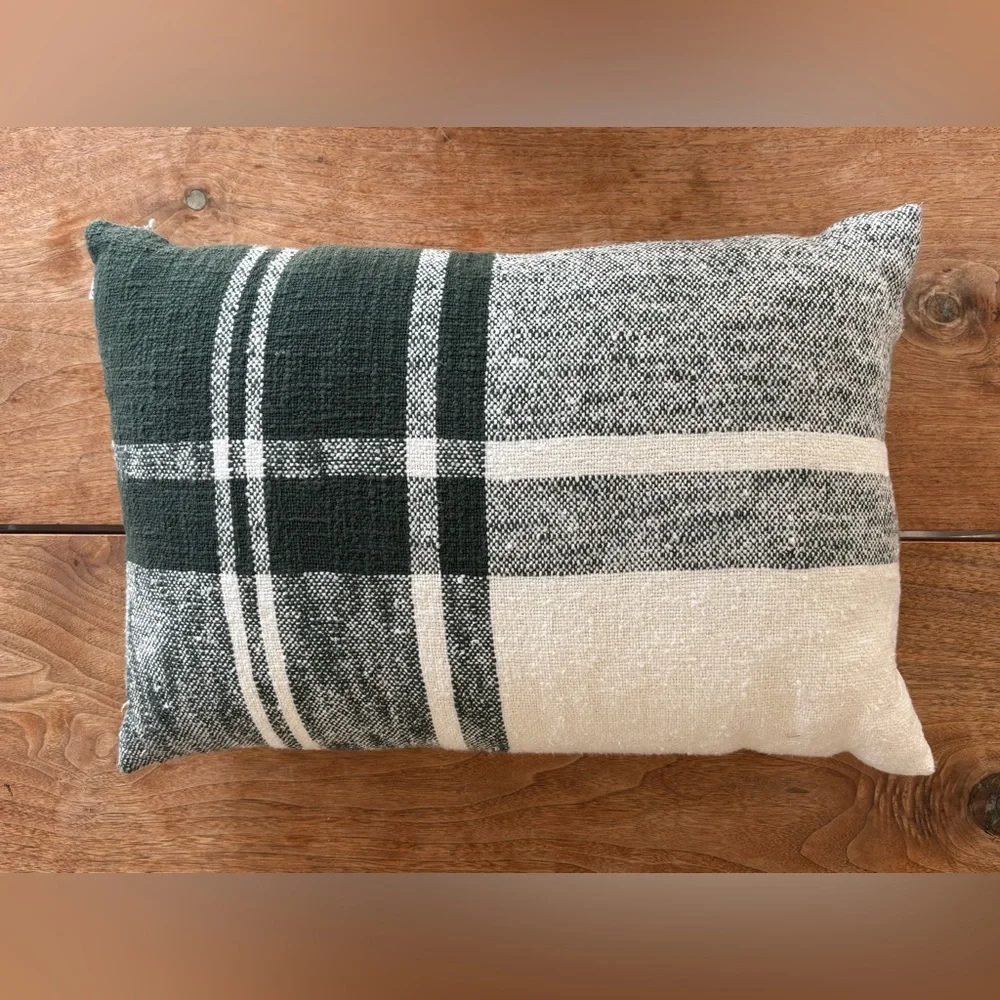 Hearth and Hand Green Plaid Decorative Throw Pillow 14x20 Rectangular Lumbar - Picture 3 of 10